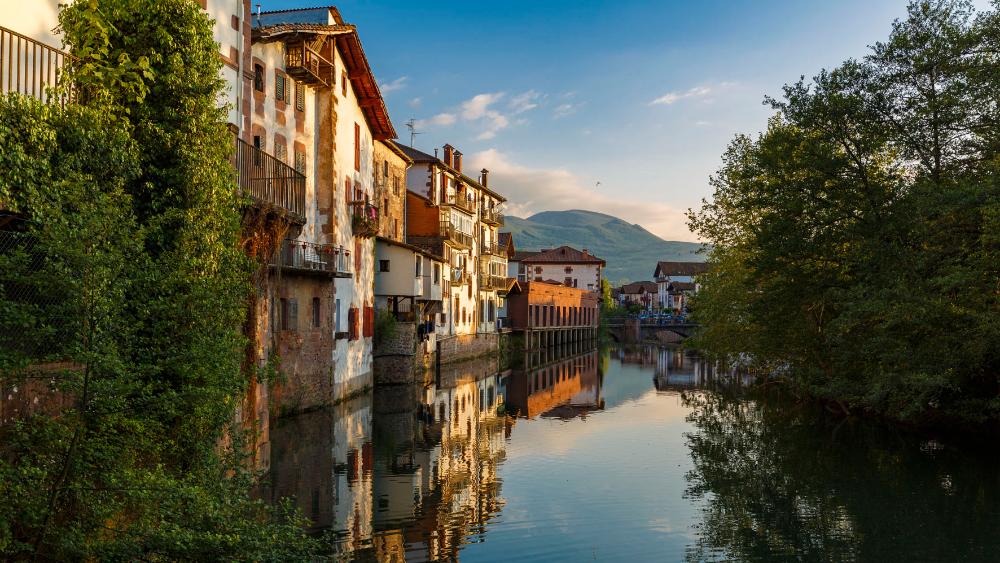 Casas de Elizondo a orillas del río